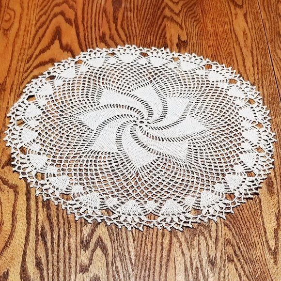 Hand Crafted Other - New Hand Crafted Comets Tail 18" Natural Colored Doily